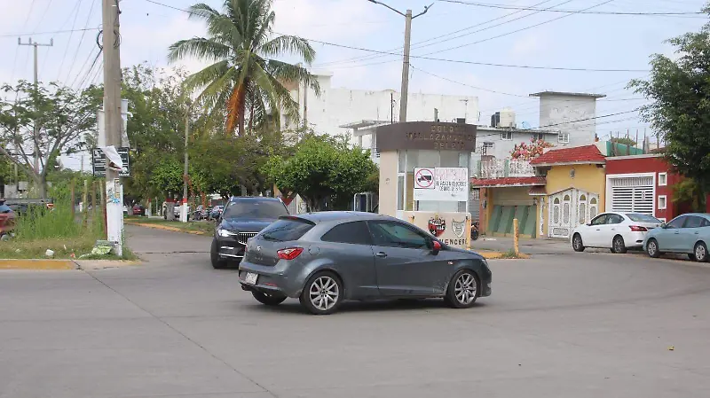 Auto-En-Una-De-Las-Calles-Cercanas-A-La-Refinería
